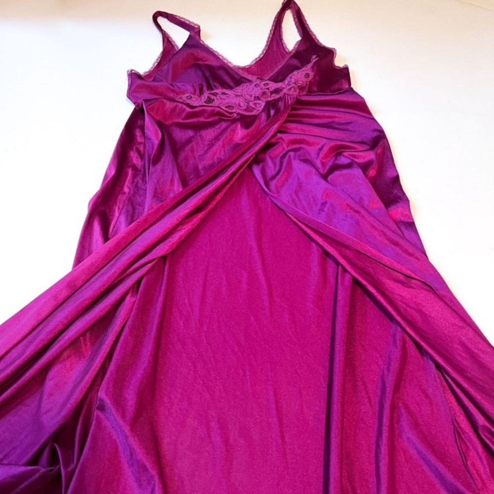 Vintage Vanity Fair Slit front night gown Medium